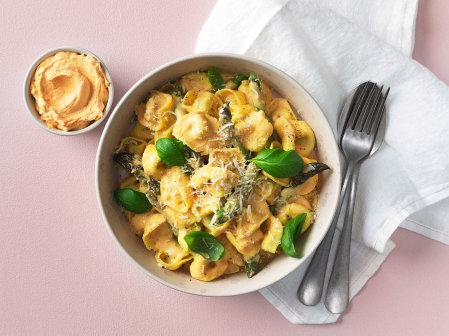 recipe image PAISTETUT TORTELLINIT JA PARSAA SAVUPAPRIKAKERMASSA