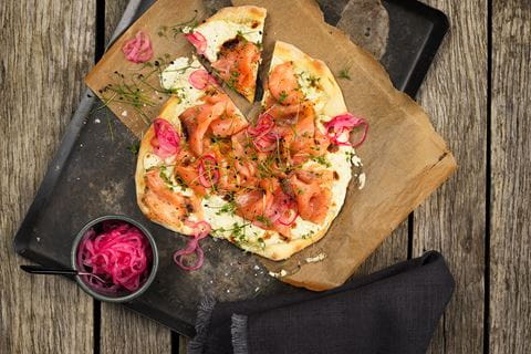 recipe image VALKOINEN PIZZA TUOREJUUSTOLLA JA GRAAVILOHELLA