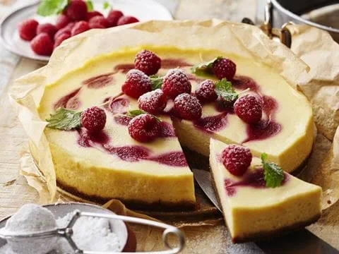 recipe image VADELMA-VALKOSUKLAAJUUSTOKAKKU