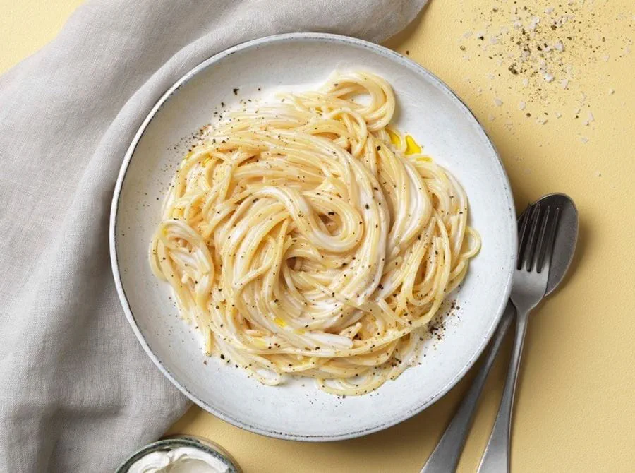 recipe image PASTA PARMESAANIJUUSTOLLA JA MUSTAPIPPURILLA
