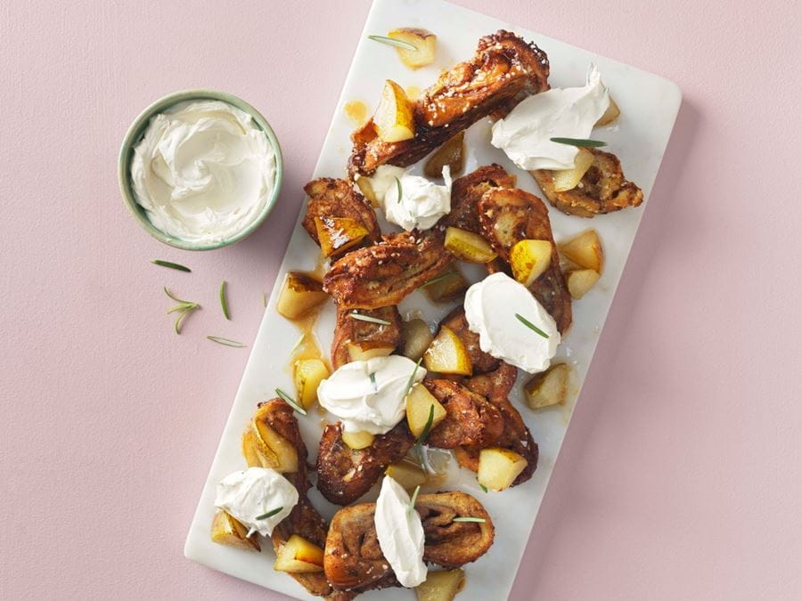 recipe image KÖYHÄT RITARIT ROSMARIINIVUOHENJUUSTOLLA JA PÄÄRYNÄLLÄ