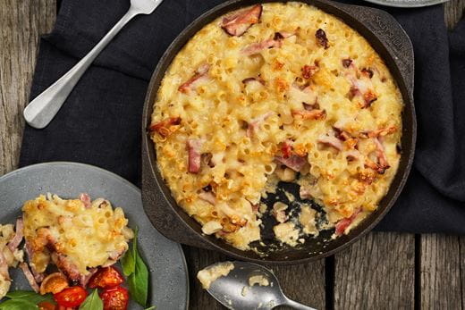 recipe image MAKARONILAATIKKO PEKONILLA JA SIPULILLA